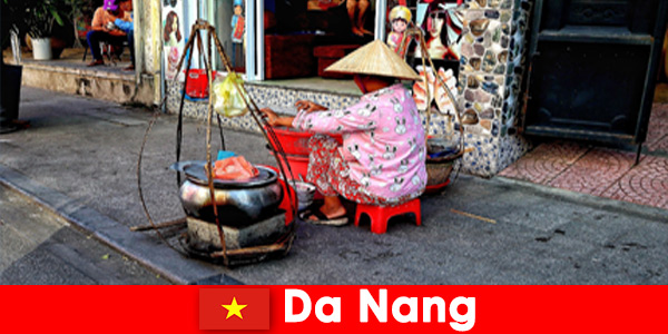 Yabancılar kendilerini Da Nang Vietnam’ın sokak mutfağı dünyasına kaptırıyor