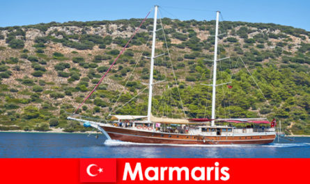 Marmaris Türkiye'de popüler tekne turları ile genç turistler için tatil gezisi