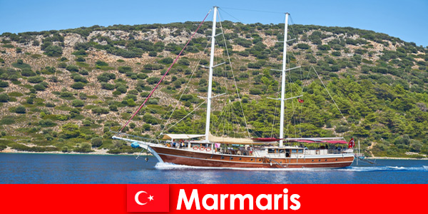 Marmaris Türkiye’de popüler tekne turları ile genç turistler için tatil gezisi