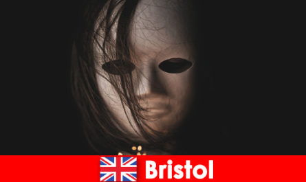 Meraklı gezgin için komedi müzik dansı ile Bristol İngiltere'de tiyatro deneyimleri
