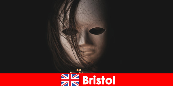 Meraklı gezgin için komedi müzik dansı ile Bristol İngiltere’de tiyatro deneyimleri