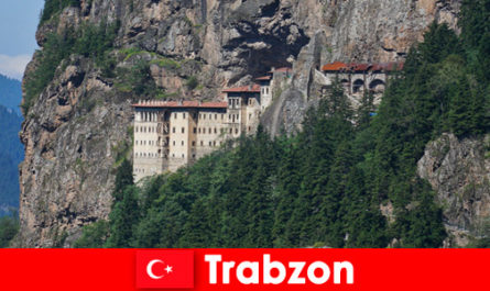 Trabzon Türkiye'deki eski manastır kalıntıları meraklı turistleri ziyaret etmeye davet ediyor