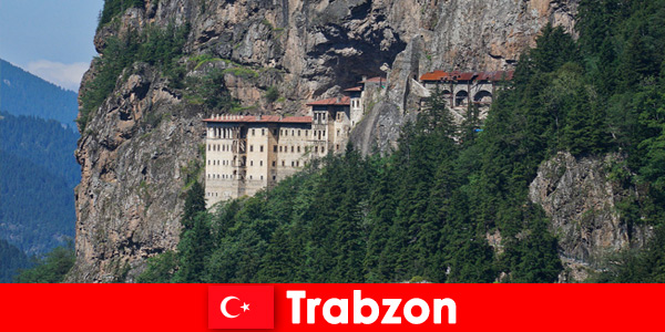 Trabzon Türkiye’deki eski manastır kalıntıları meraklı turistleri ziyaret etmeye davet ediyor