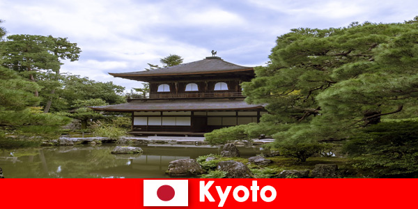 Kyoto Japonya’da turistler için eski el sanatları ile orijinal dükkanlar