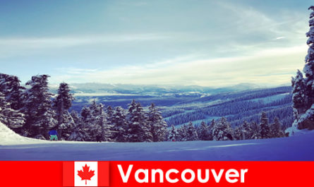 Seyahat ailesi için kayak eğlencesi ile Vancouver Kanada'da kış tatili