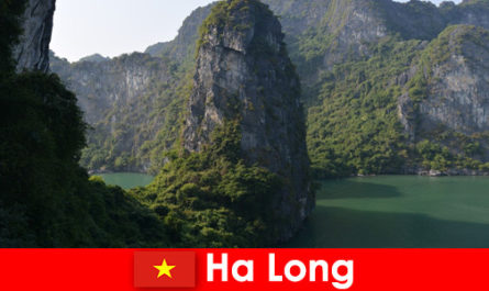 Ha Long Vietnam'da tatilciler için heyecan verici turlar ve mağaracılık
