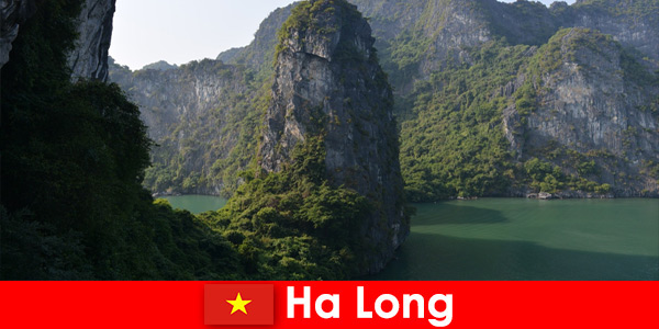 Ha Long Vietnam’da tatilciler için heyecan verici turlar ve mağaracılık