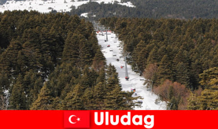 Uludağ Türkiye'ye kayakçılar için popüler tatil gezisi şu anda Türkiye