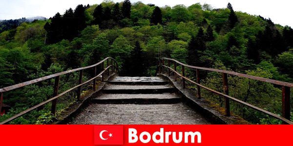 Bodrum Türkiye’de tatilciler için yürüyüş için en iyi zaman ılıman sıcaklıktır