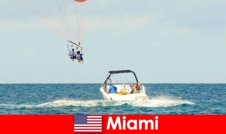 Dünyanın her yerinden su sporları turistleri için Miami Amerika Birleşik Devletleri'ne en iyi gezi