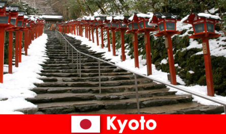 Spa tatilcileri için Kyoto Japonya'da güzel kış manzarası