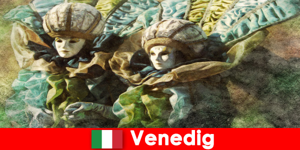 Venedik İtalya’nın lagün kentinde turistler için karnaval gösterisi
