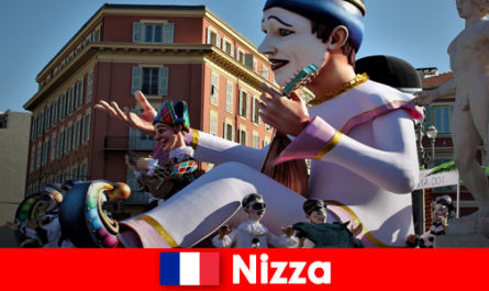 Nice Fransa'daki geleneksel karnaval geçit törenine aile ile karnavalistler için gezi