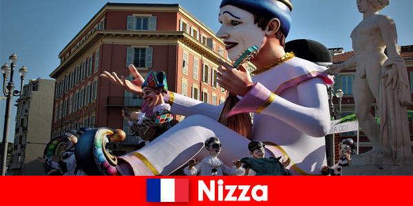 Nice Fransa’daki geleneksel karnaval geçit törenine aile ile karnavalistler için gezi
