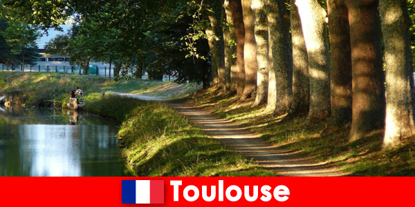 Toulouse Fransa'daki gezginler için kıyıda dinlenin