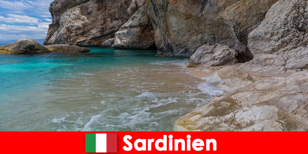 Sardunya İtalya'daki Mağaralar Adası keşfetmek için