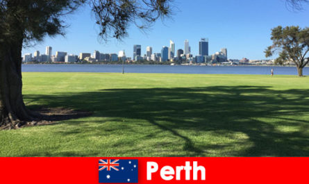 Perth Avustralya'daki kentsel peyzajda arkadaşlarla macera seyahati