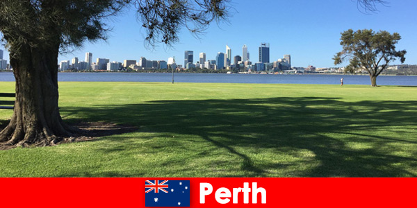 Perth Avustralya’daki kentsel peyzajda arkadaşlarla macera seyahati