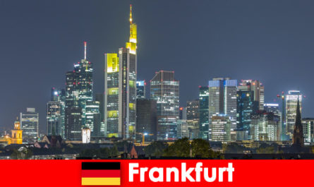 Turistler için Frankfurt Almanya'nın merkezindeki popüler alışveriş caddeleri