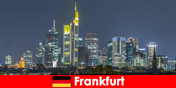 Turistler için Frankfurt Almanya’nın merkezindeki popüler alışveriş caddeleri