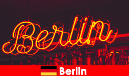 En iyi telekızlarla bir kafede bir toplantıda Berlin'de eskort deneyimini yaşayın