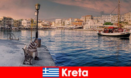 Girit Yunanistan'daki turistler lezzetli spesiyaliteleri ve yaşam tarzını keşfediyor