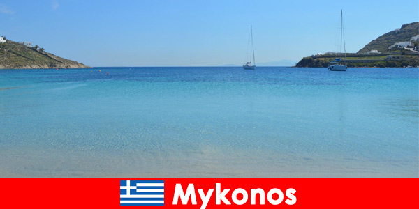 Tatilciler, Mykonos Yunanistan'da güneşi ve berrak suyu seviyor