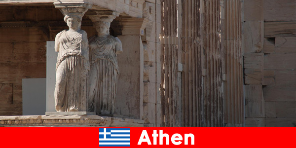 Tanrıların ve mitlerin heykelleri Atina Yunanistan'daki turistleri memnun ediyor