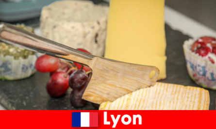 Tatilciler Lyon Fransa'da mutfak lezzetlerinin tadını çıkarıyor