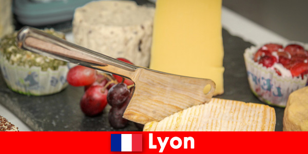 Tatilciler Lyon Fransa’da mutfak lezzetlerinin tadını çıkarıyor
