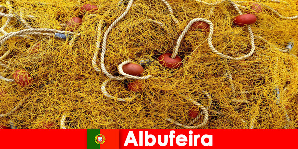 Albufeira Portekiz sahil kasabası, doğrudan ızgaradan taze deniz ürünleri sunmaktadır