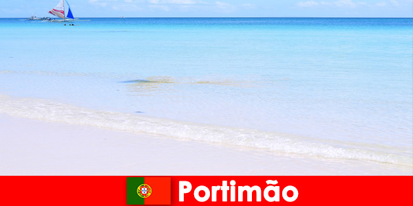 Uzun parti gecelerinden sonra dinlenmek için Portimão Portekiz'deki muhteşem plajlar