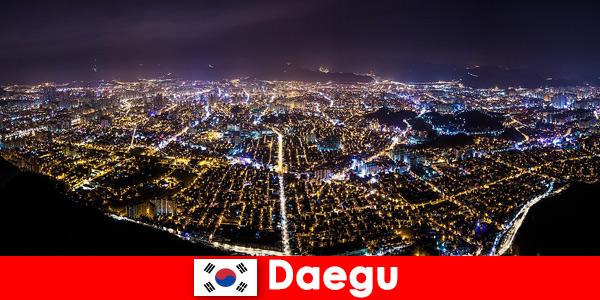 Yabancılar, Güney Kore Daegu’daki çok çeşitli yiyeceklerin bulunduğu gece pazarını seviyor