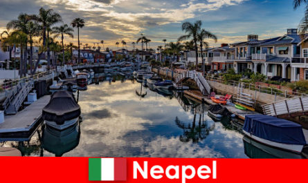 Egzotik zevk anları ile genç turistler için Napoli İtalya'ya Jaunt