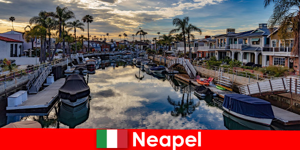 Egzotik zevk anları ile genç turistler için Napoli İtalya’ya Jaunt