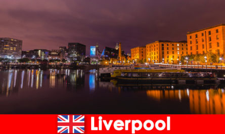 Tatilciler bir şehir rehberi ile Liverpool İngiltere'deki orijinal tarifleri keşfediyor