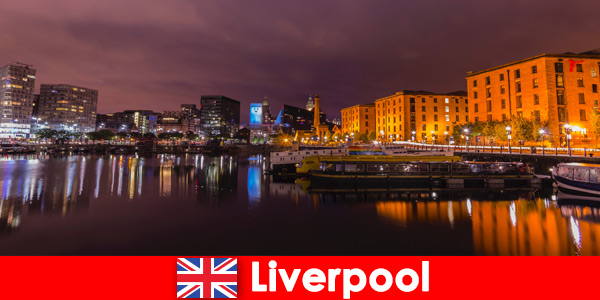 Tatilciler bir şehir rehberi ile Liverpool İngiltere’deki orijinal tarifleri keşfediyor