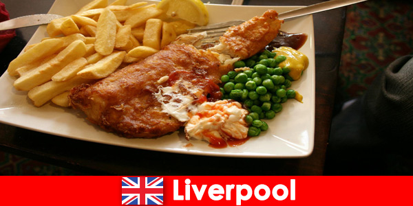 Tatilciler Liverpool İngiltere'de geleneksel ve ulusal yemek yiyor