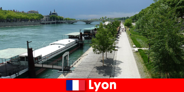Lyon Fransa'da nehir kıyısında bisikletle şehri keşfetmek