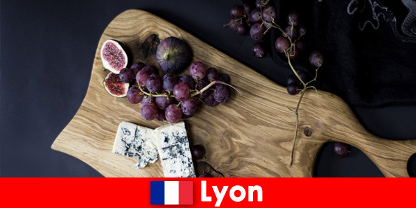 Lyon Fransa'da balık, peynir, üzüm ve çok daha fazlasından yapılan taze yemeklerin tadını çıkarın