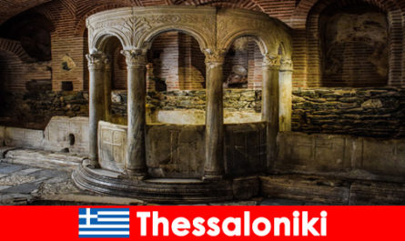 Selanik Yunanistan'daki tatilciler camileri, kiliseleri ve manastırları ziyaret ediyor