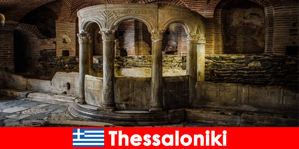 Selanik Yunanistan’daki tatilciler camileri, kiliseleri ve manastırları ziyaret ediyor