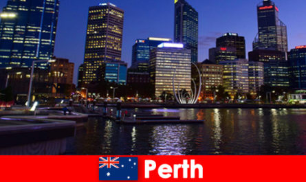 Perth Avustralya'da kültürel bir sahne ve vahşi gece hayatı genç gezginleri bekliyor