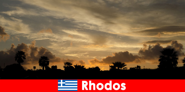 Alacakaranlık ve fantastik sıcaklıklar Rodos Yunanistan'da hayal kurmak için