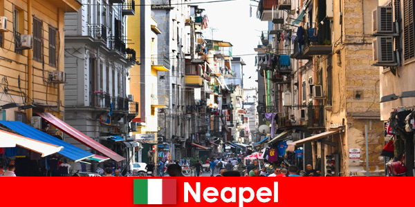 Napoli şehir merkezinde dolaşmak İtalya her zaman saf bir yaşama sevincidir
