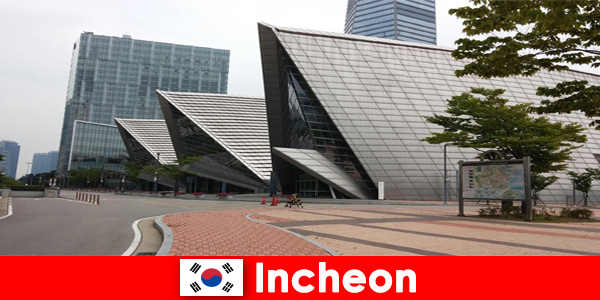 Incheon Güney Kore'deki turistler, büyük şehir ve gelenek gibi zıtlıkları deneyimliyor