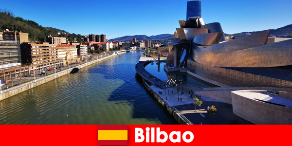 Yaz aylarında Bilbao İspanya'yı bisikletle keşfeden tatilciler