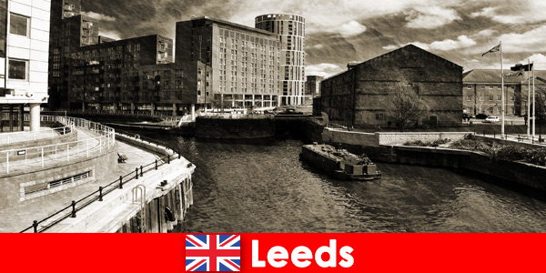 Tarihi şehrin yürüyüş turu her zaman Leeds İngiltere'de bir deneyim