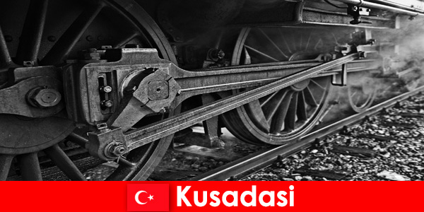 Hobi turistleri Kuşadası Türkiye'deki eski lokomotiflerin açık hava müzesini ziyaret ediyor