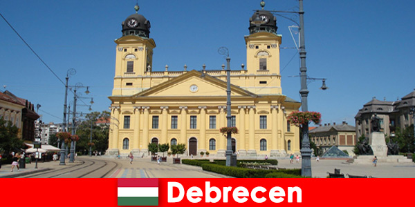 Turistler, Debrecen Macaristan'da sanat ve tarihi keşfediyor